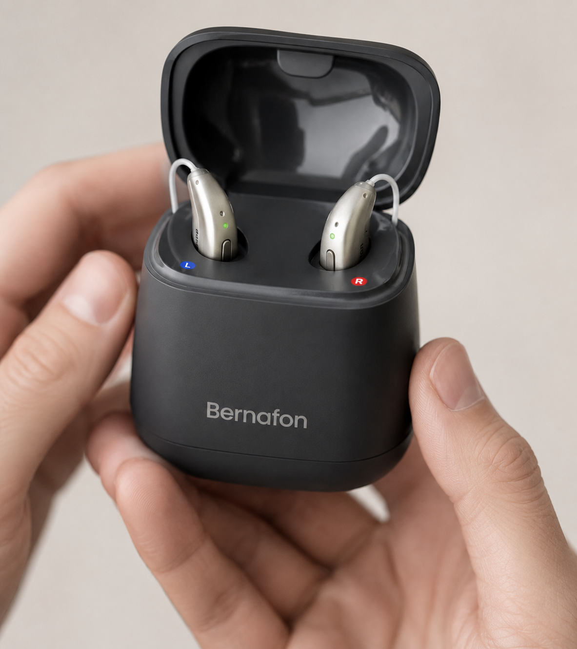 Mãos a segurar a case de carregamento Bernafon